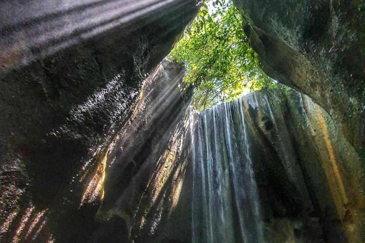 un primo piano di una cascata con il sole che splende su di essa