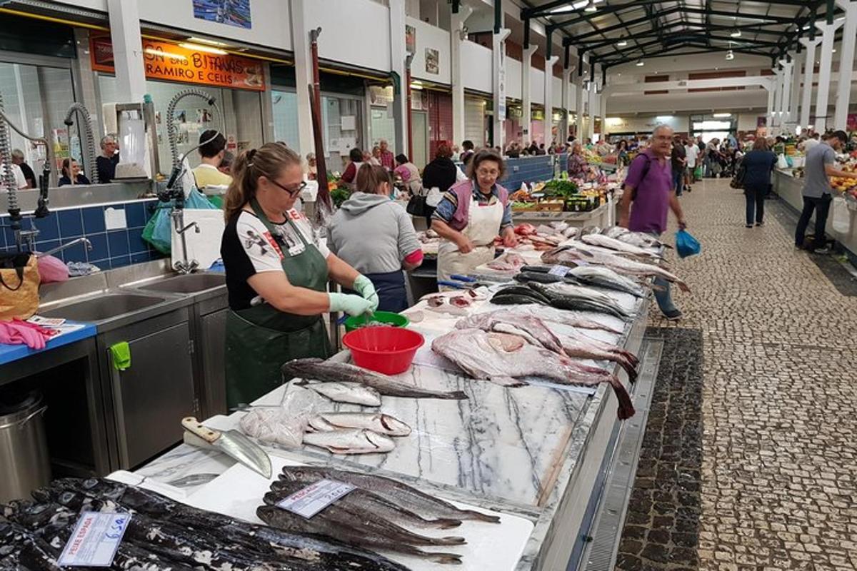 hópur fólks á markaði að selja fisk