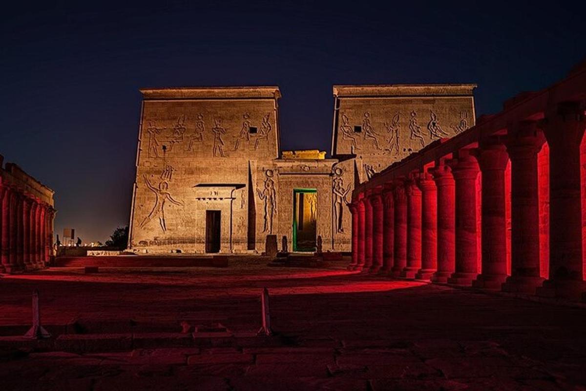 un edificio con pilastri rossi di fronte di notte