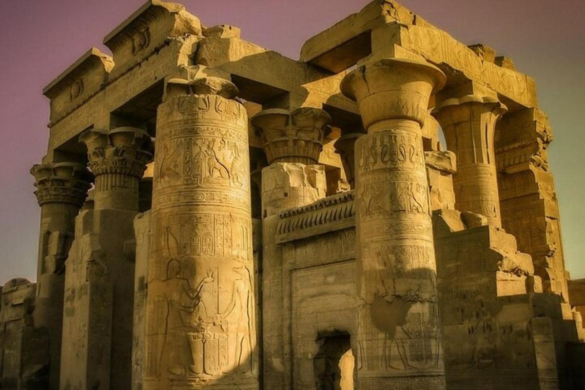 un grande edificio in pietra con pilastri di fronte