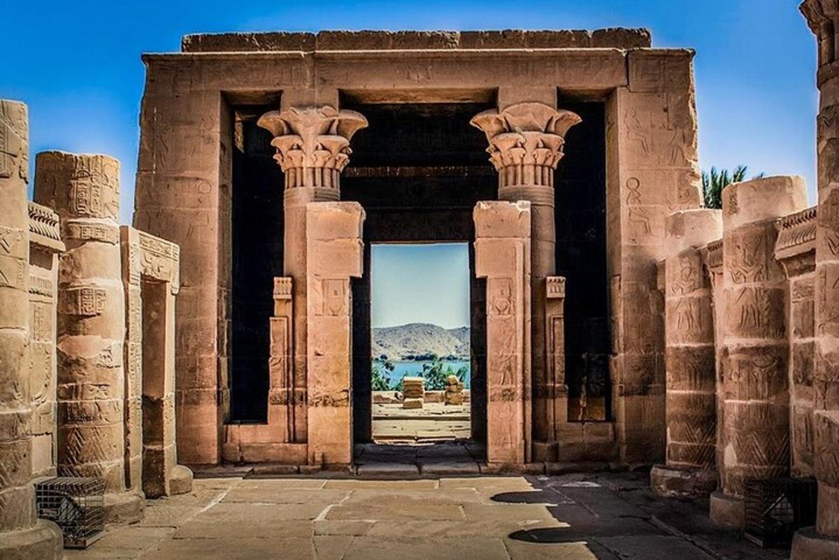 un arco in un edificio con vista