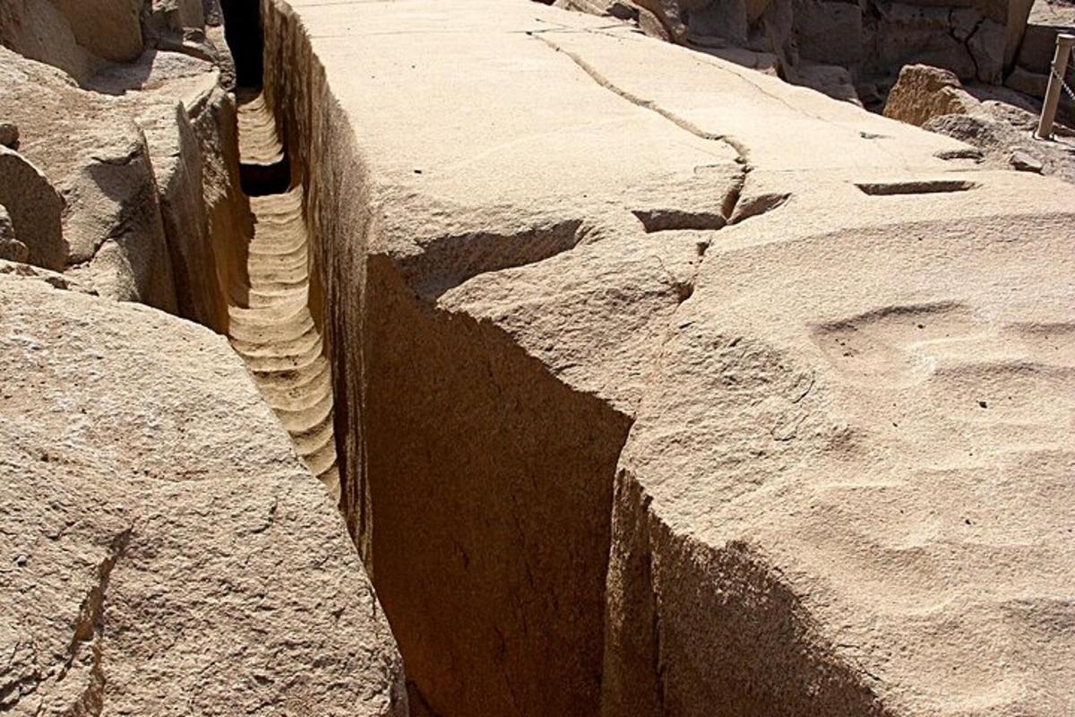 um grande muro de pedra no meio de um cânion