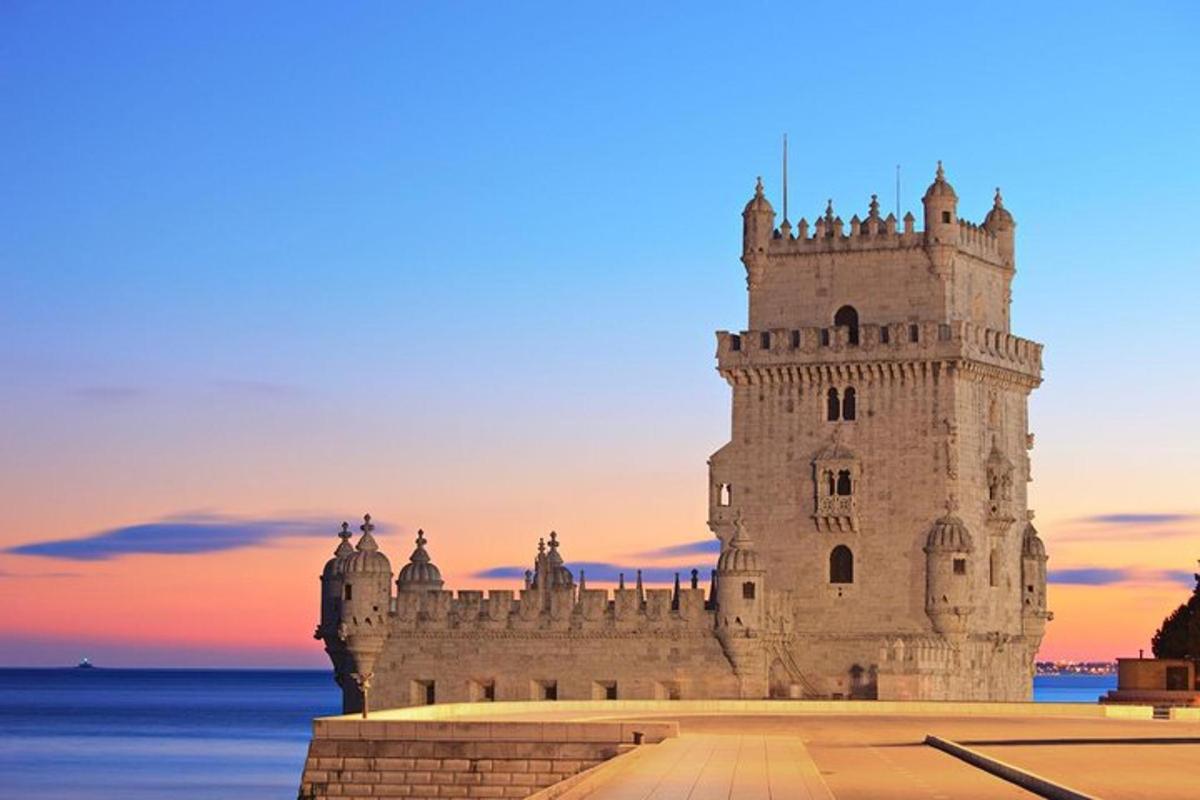 un castello con un tramonto sullo sfondo
