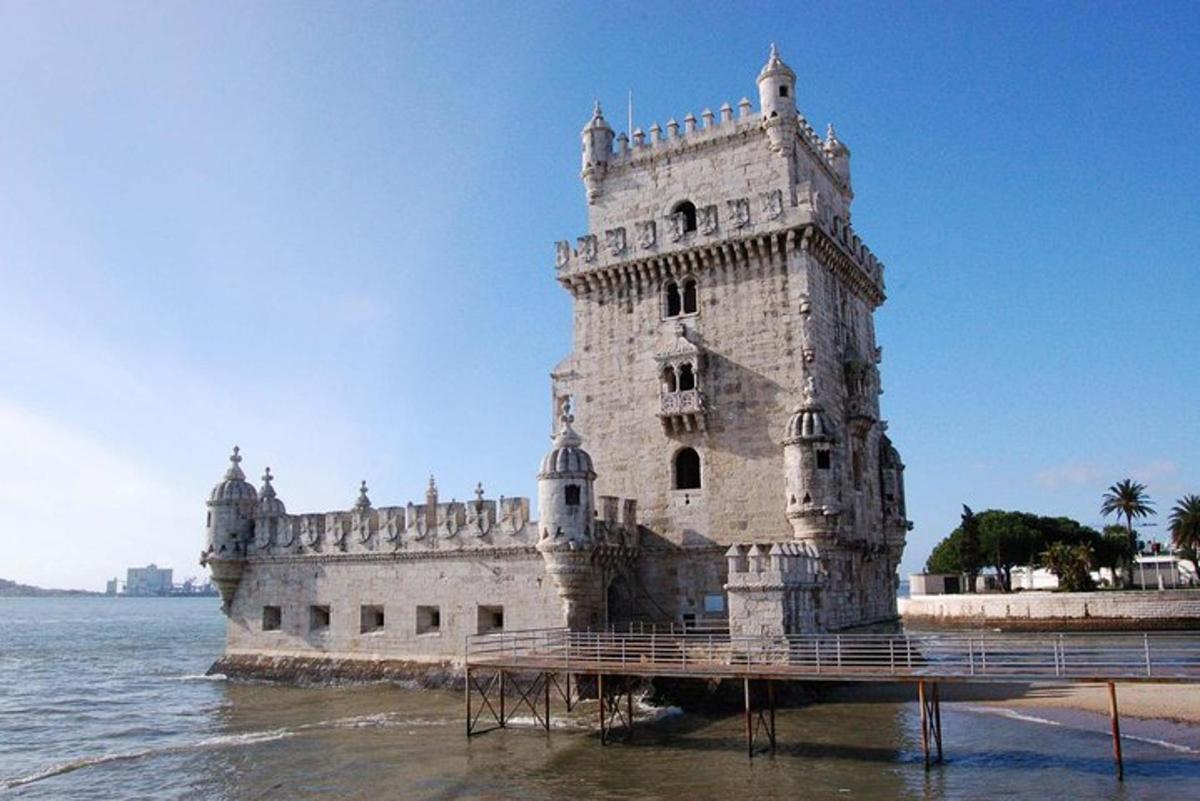 Un castillo blanco en el agua en la playa.