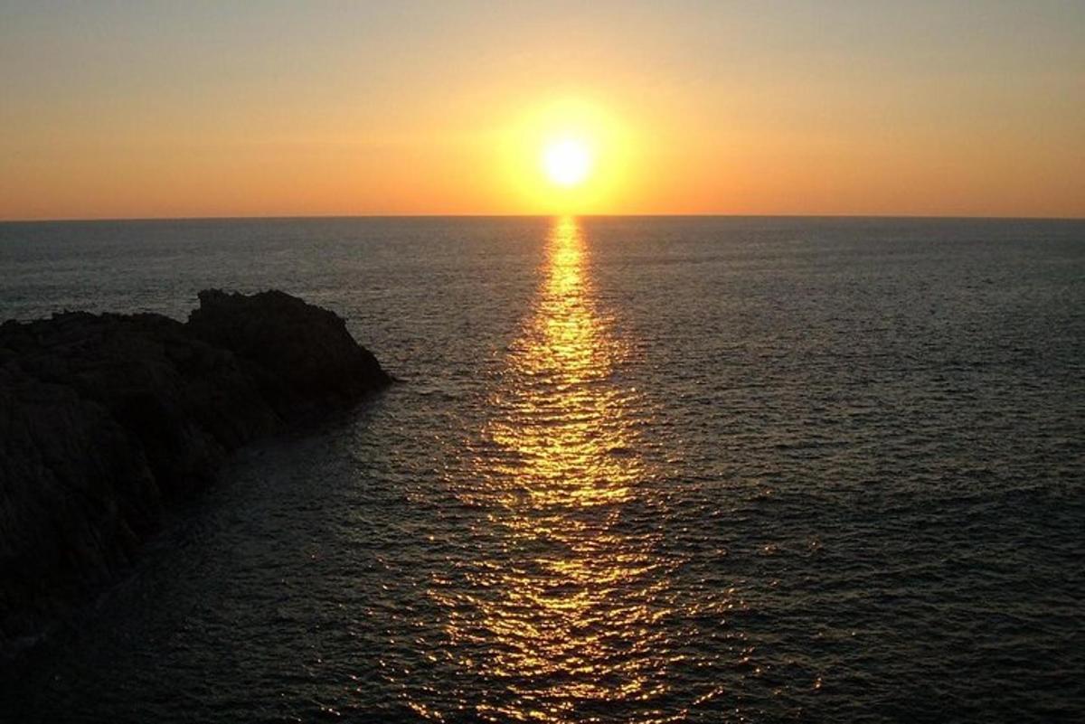Una puesta de sol sobre el océano con la puesta del sol