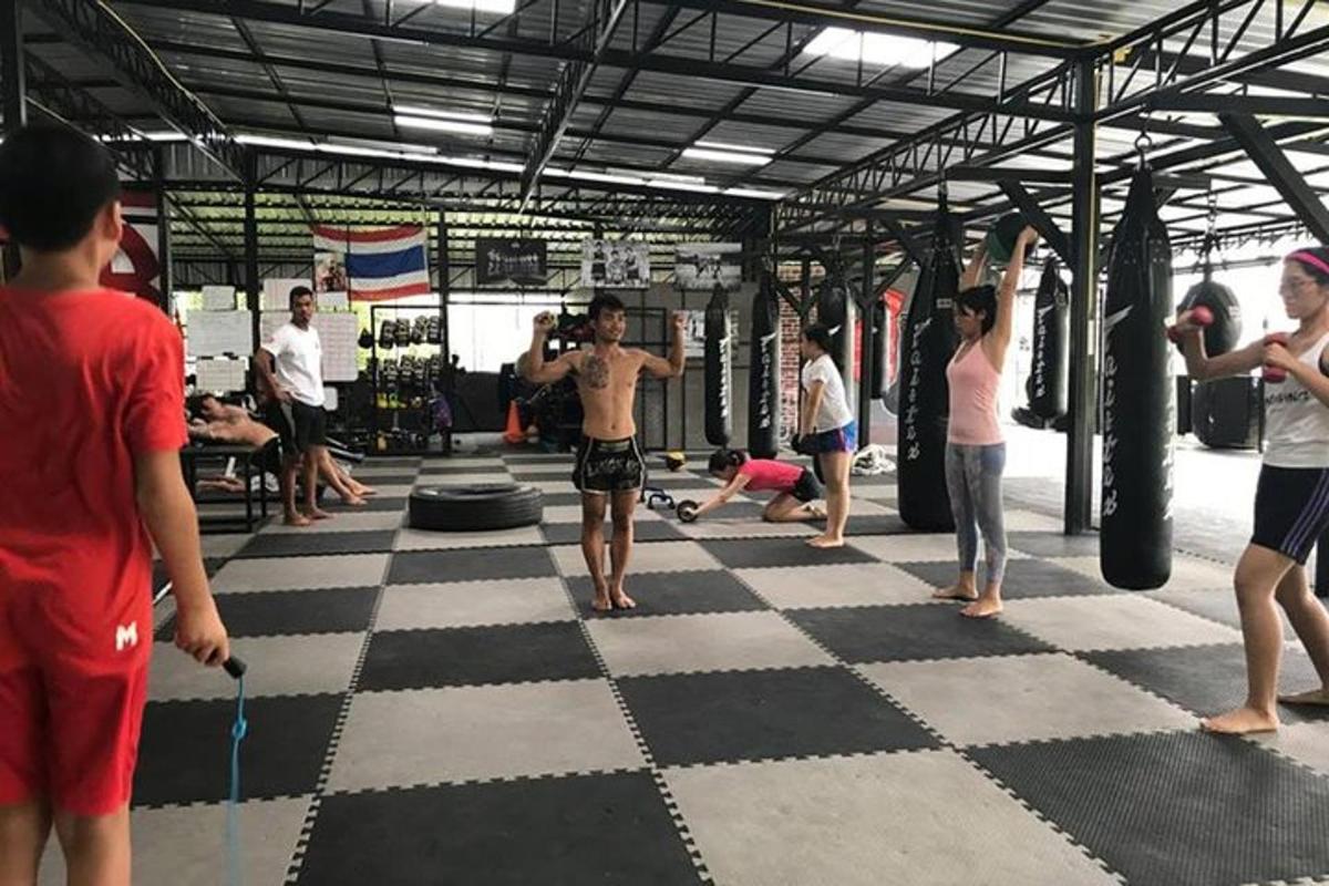 um grupo de pessoas em pé em uma academia com piso xadrez