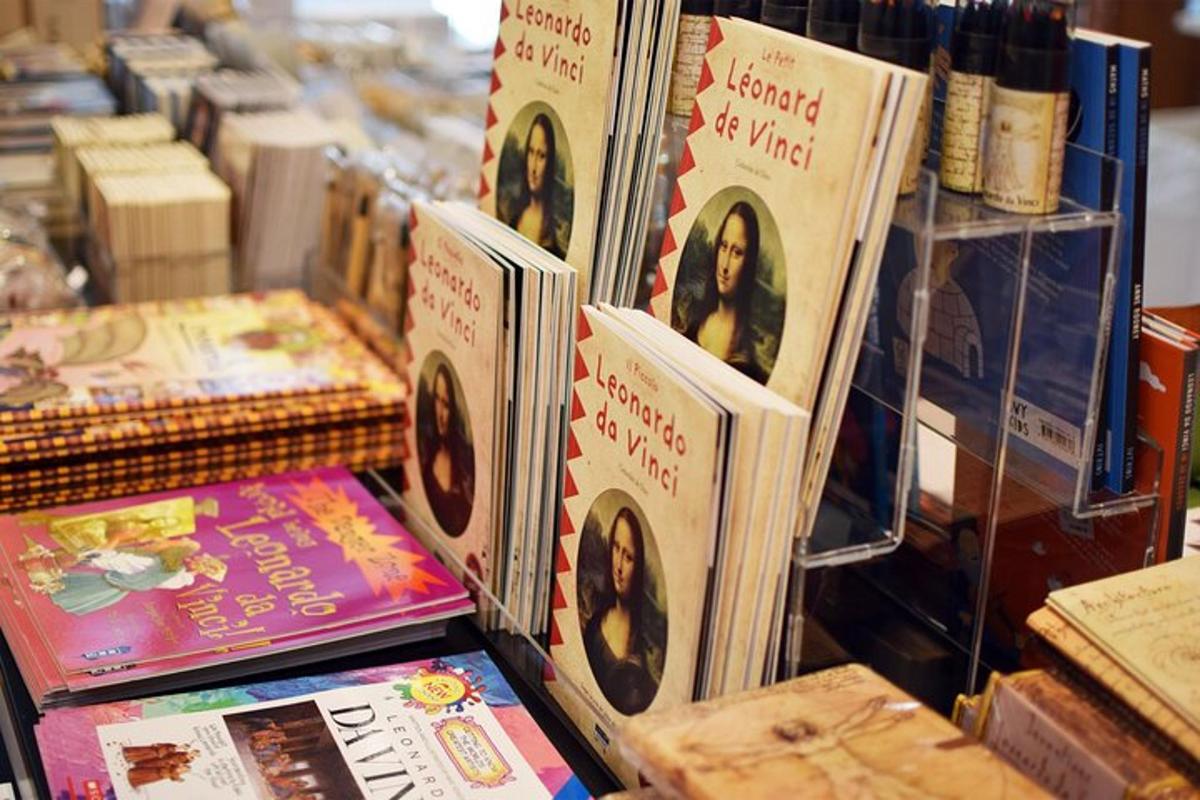 un mucchio di libri esposti in un negozio