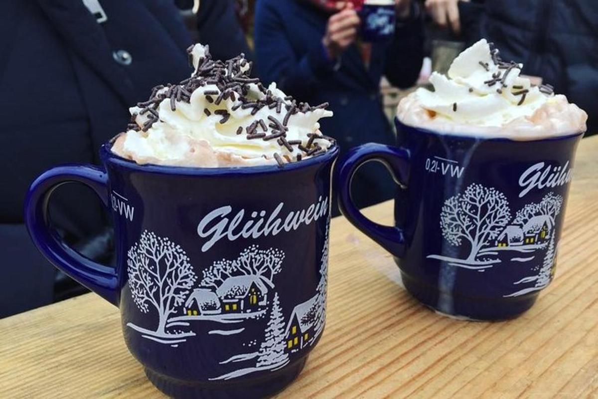 Dos tazas de café sobre una mesa con crema batida