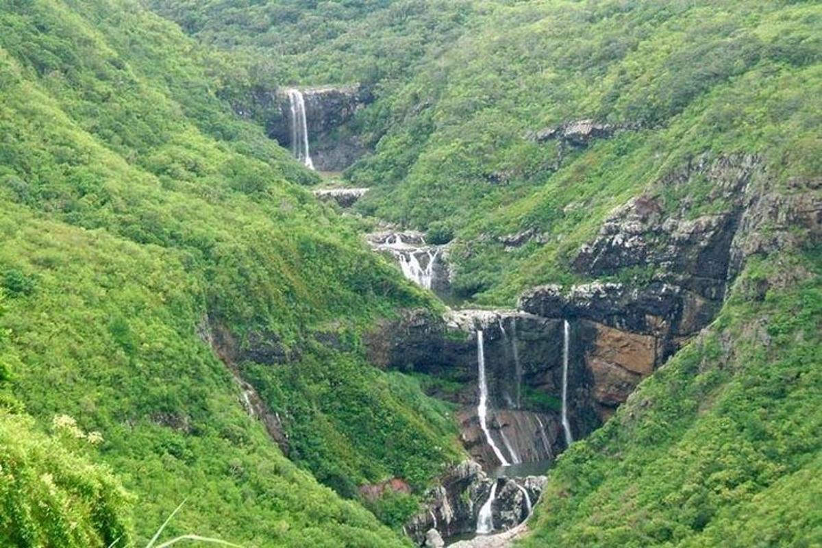una vista di una montagna con due cascate