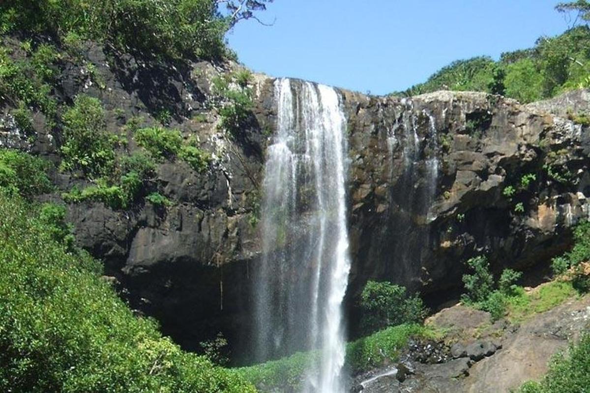 una cascata sul fianco di una montagna
