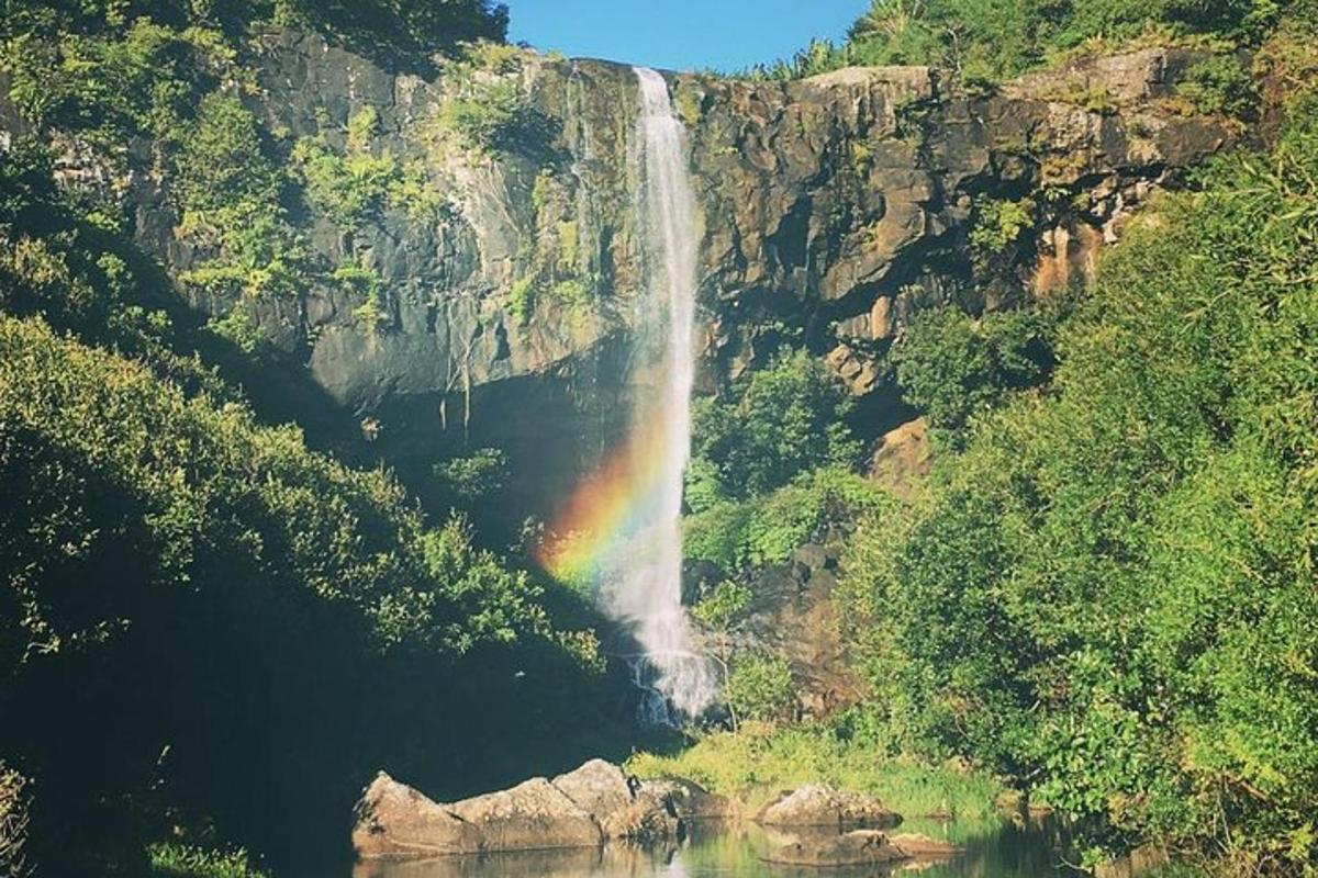 un arcobaleno alla fine di una cascata