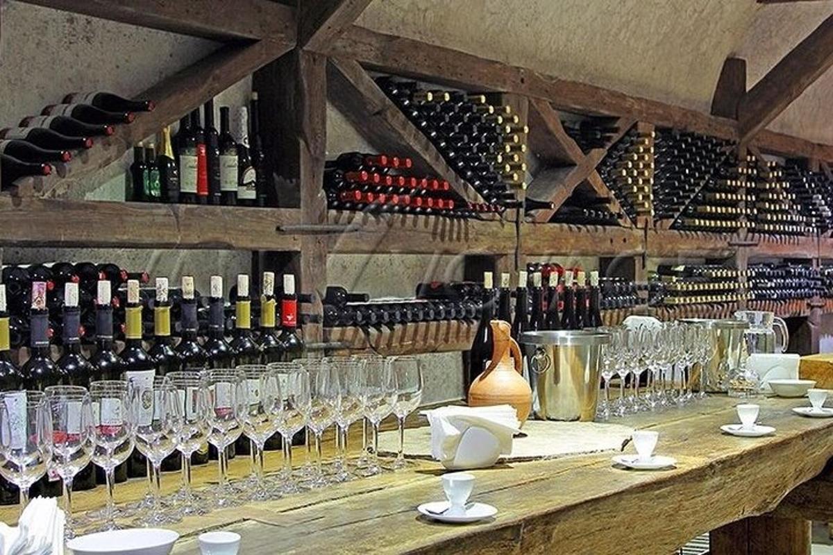 bar s vinnými sklenicemi a lahvemi vína