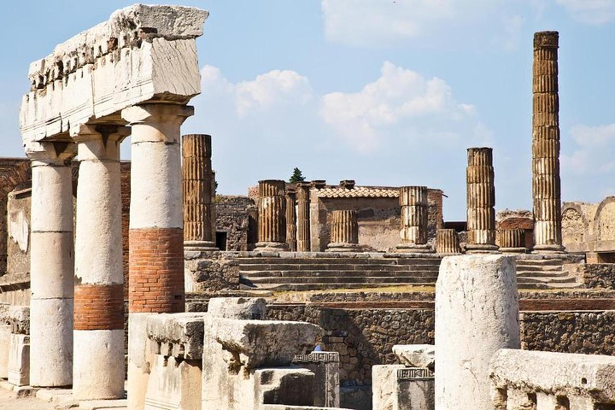 Unas ruinas antiguas con columnas y un edificio.
