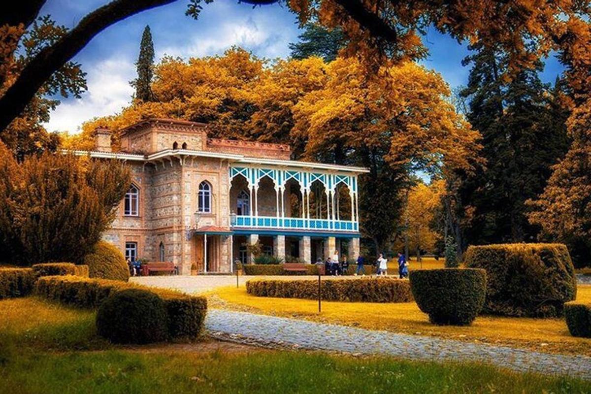 ένα παλιό σπίτι με κήπο μπροστά του