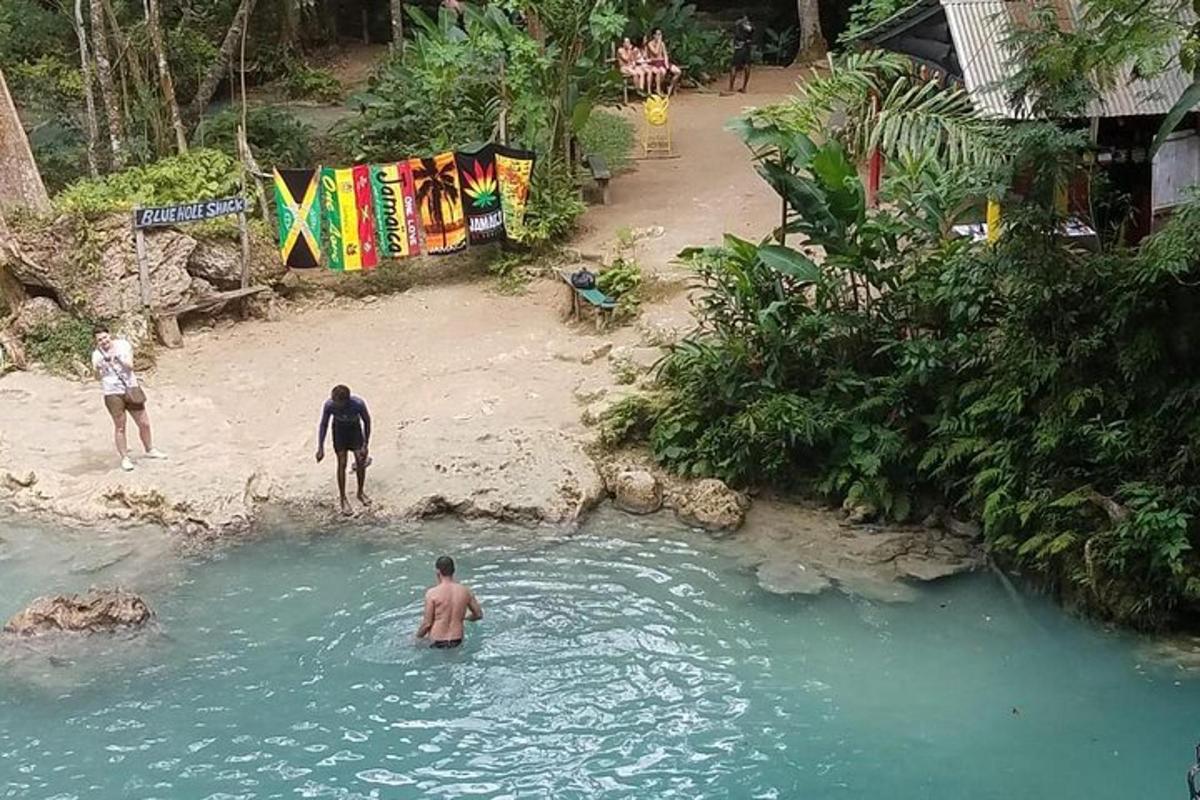 un gruppo di persone in acqua su una spiaggia