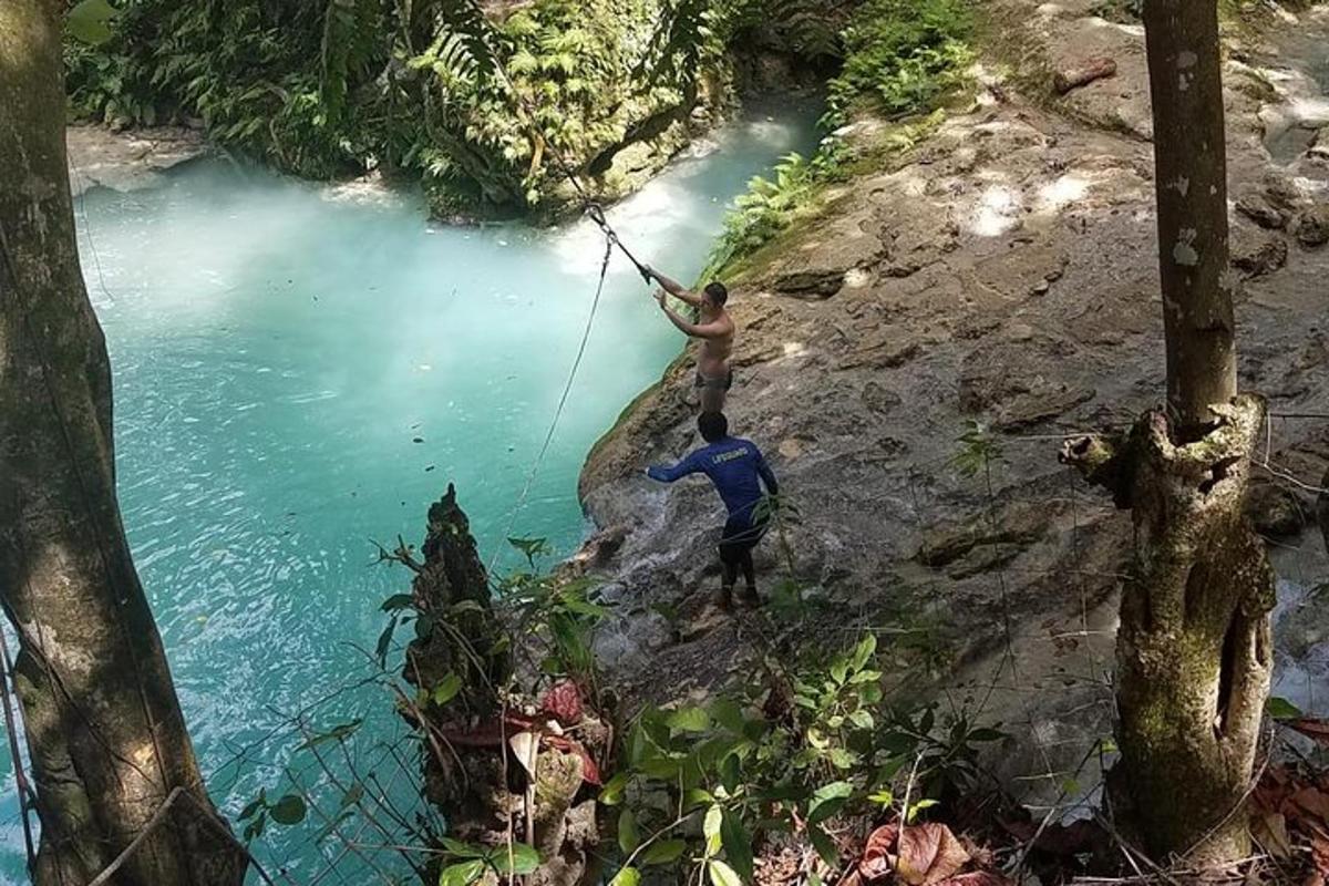 due uomini sono in piedi sulla riva di un fiume