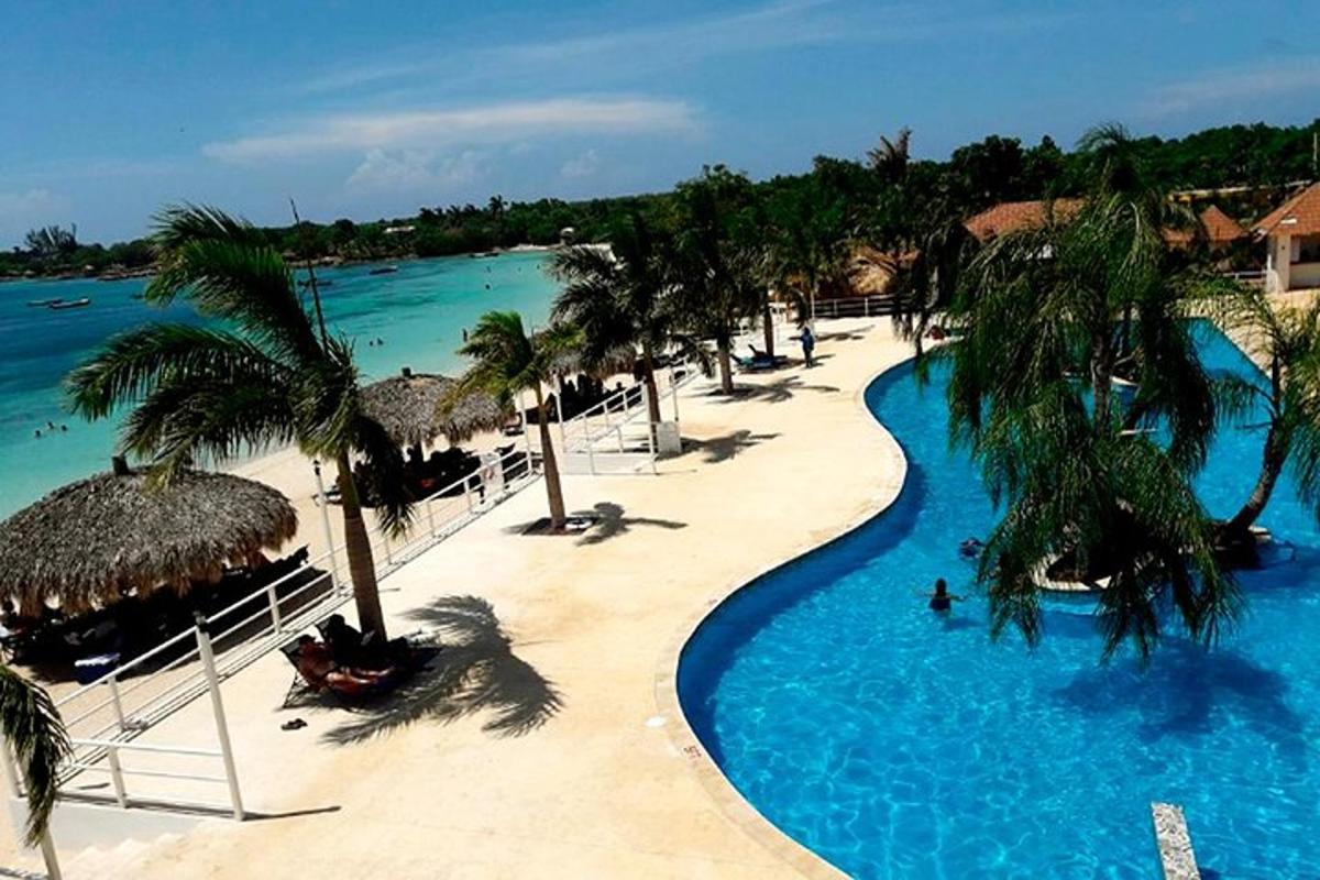 en luftfoto af en resort-swimmingpool med palmer