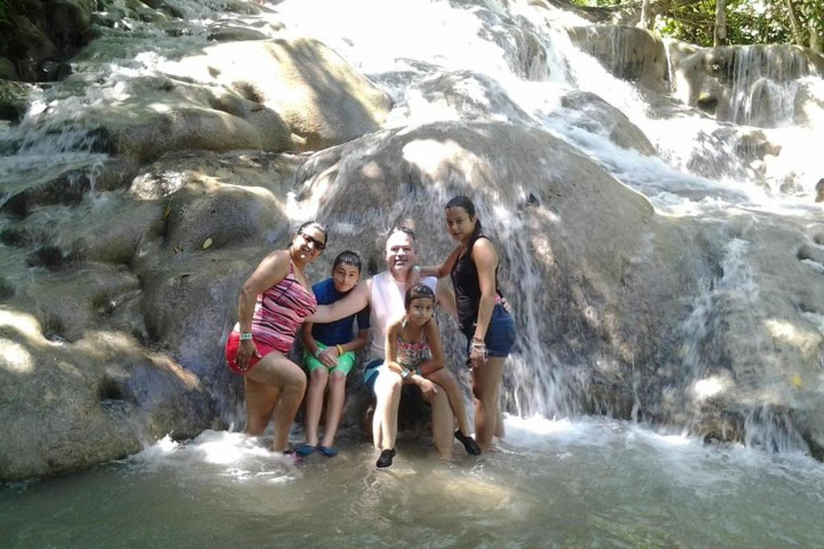 sekumpulan orang bergambar di hadapan air terjun
