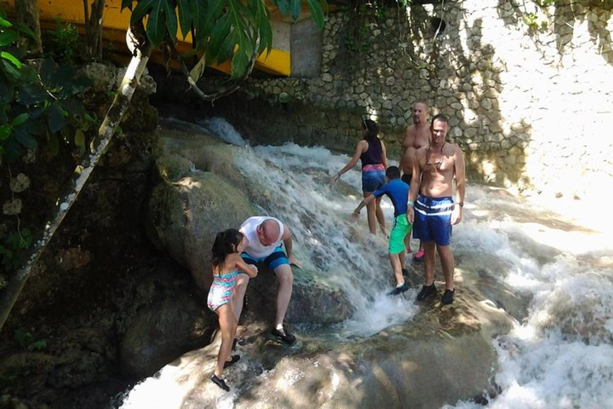 sekelompok orang berdiri di air terjun
