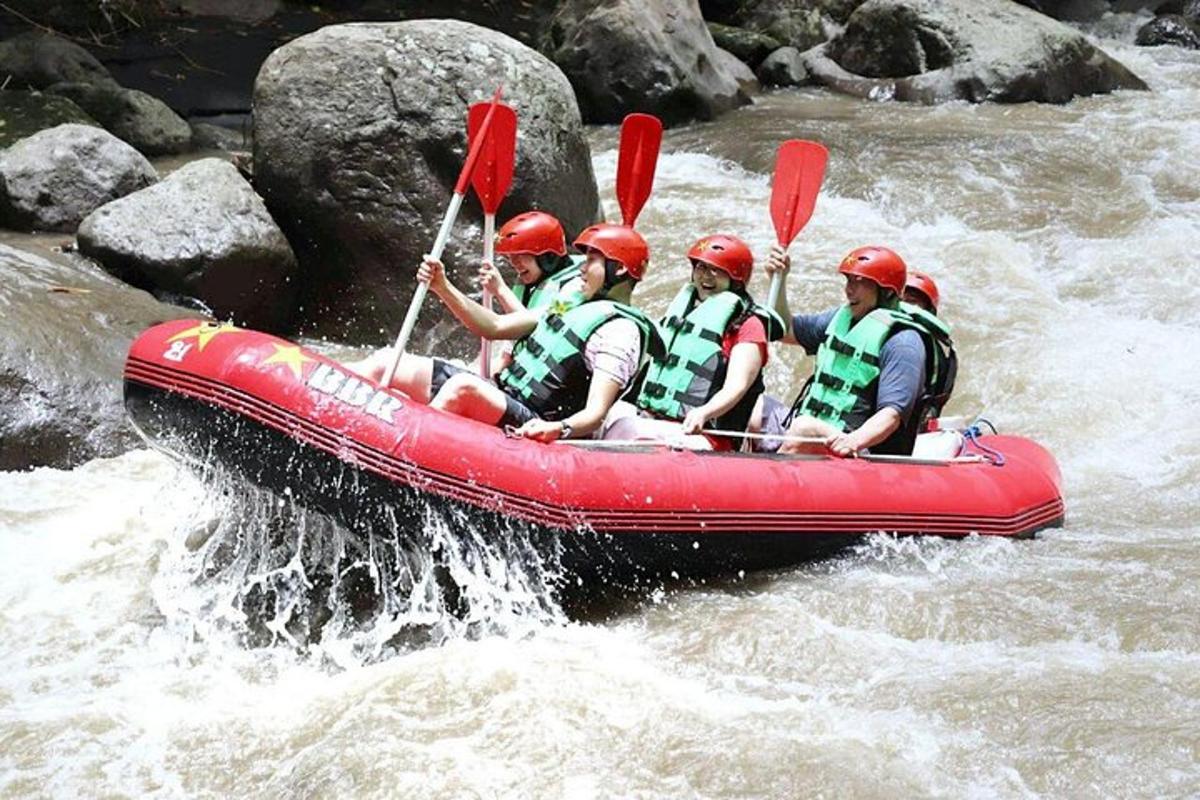 eine Gruppe von Menschen in einem Floß auf einem Fluss
