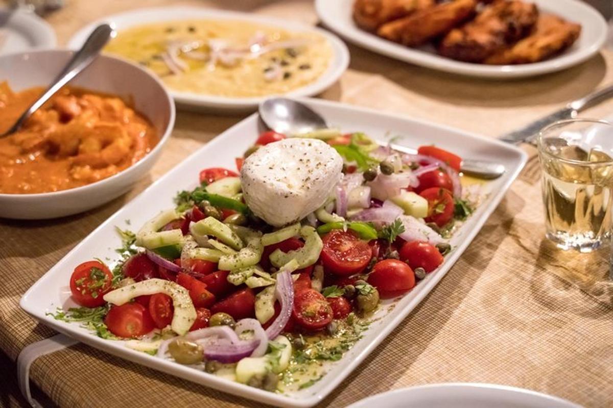 salatitaldrik laual koos teiste toidutaldrikutega