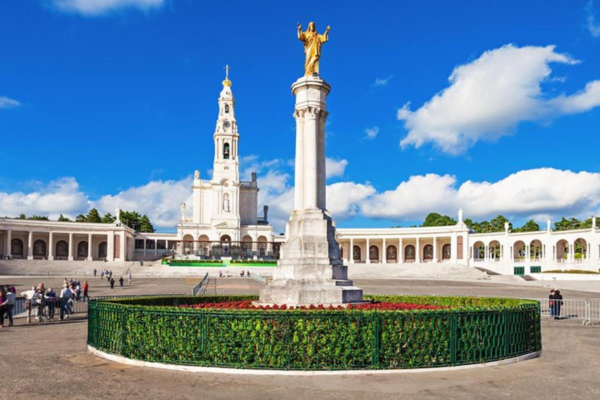 monumen di hadapan bangunan dengan patung