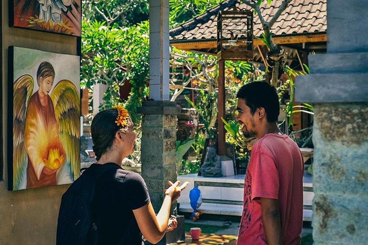 dos personas de pie frente a un templo