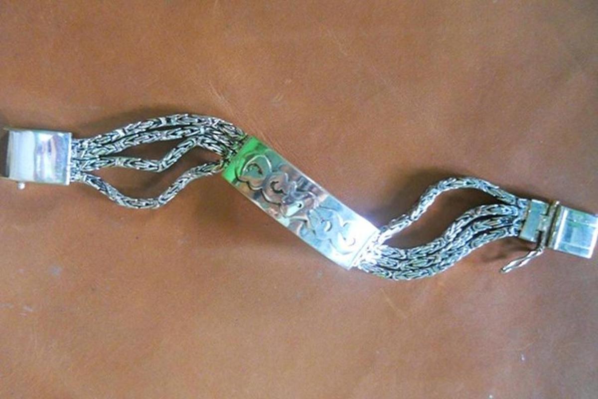 silfurarmband með keðju á borði