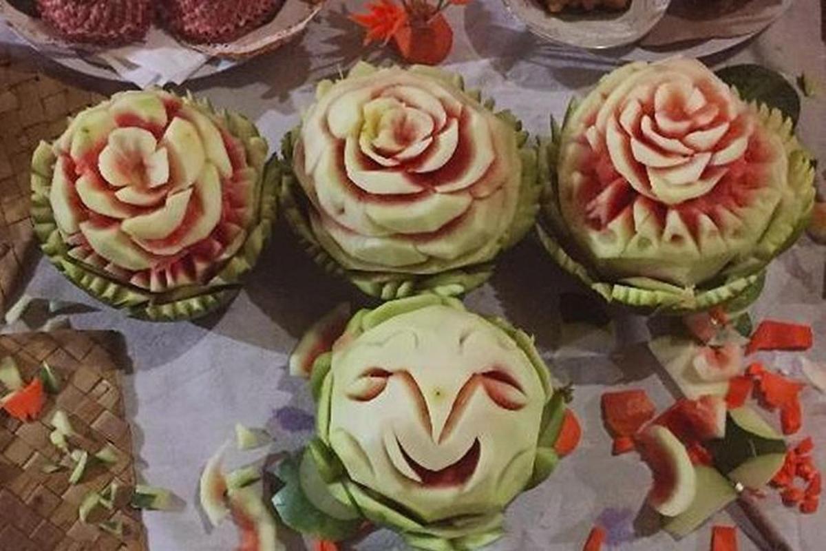 un gruppo di cupcakes con rose su un tavolo