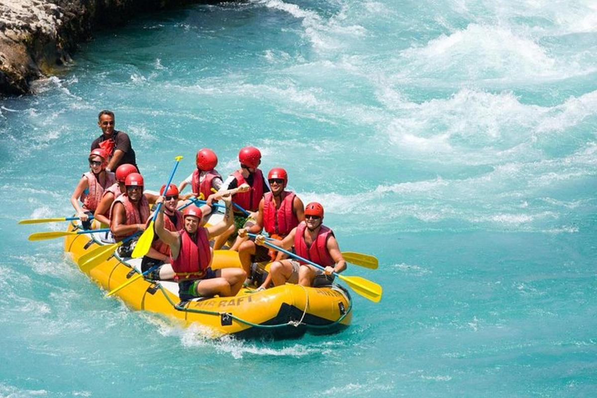 un gruppo di persone su una zattera in acqua