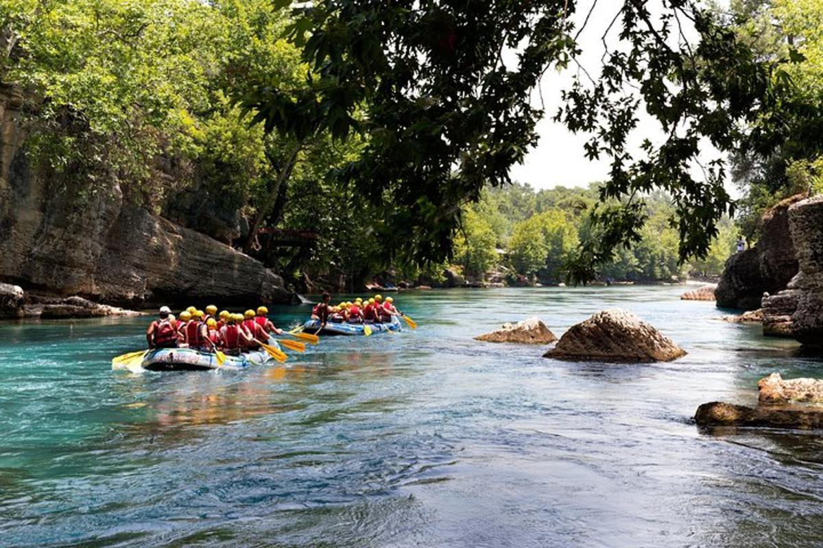 un gruppo di persone in barche su un fiume