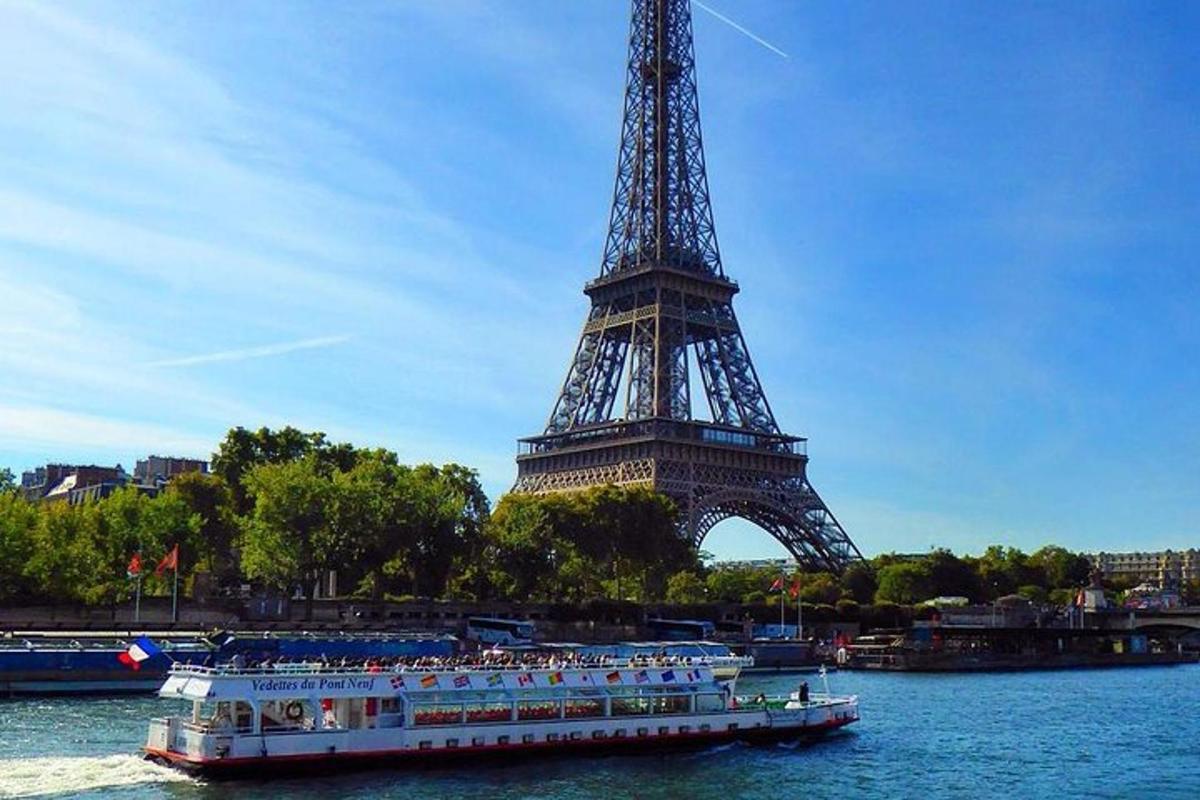 ein Boot im Wasser vor dem Eiffelturm
