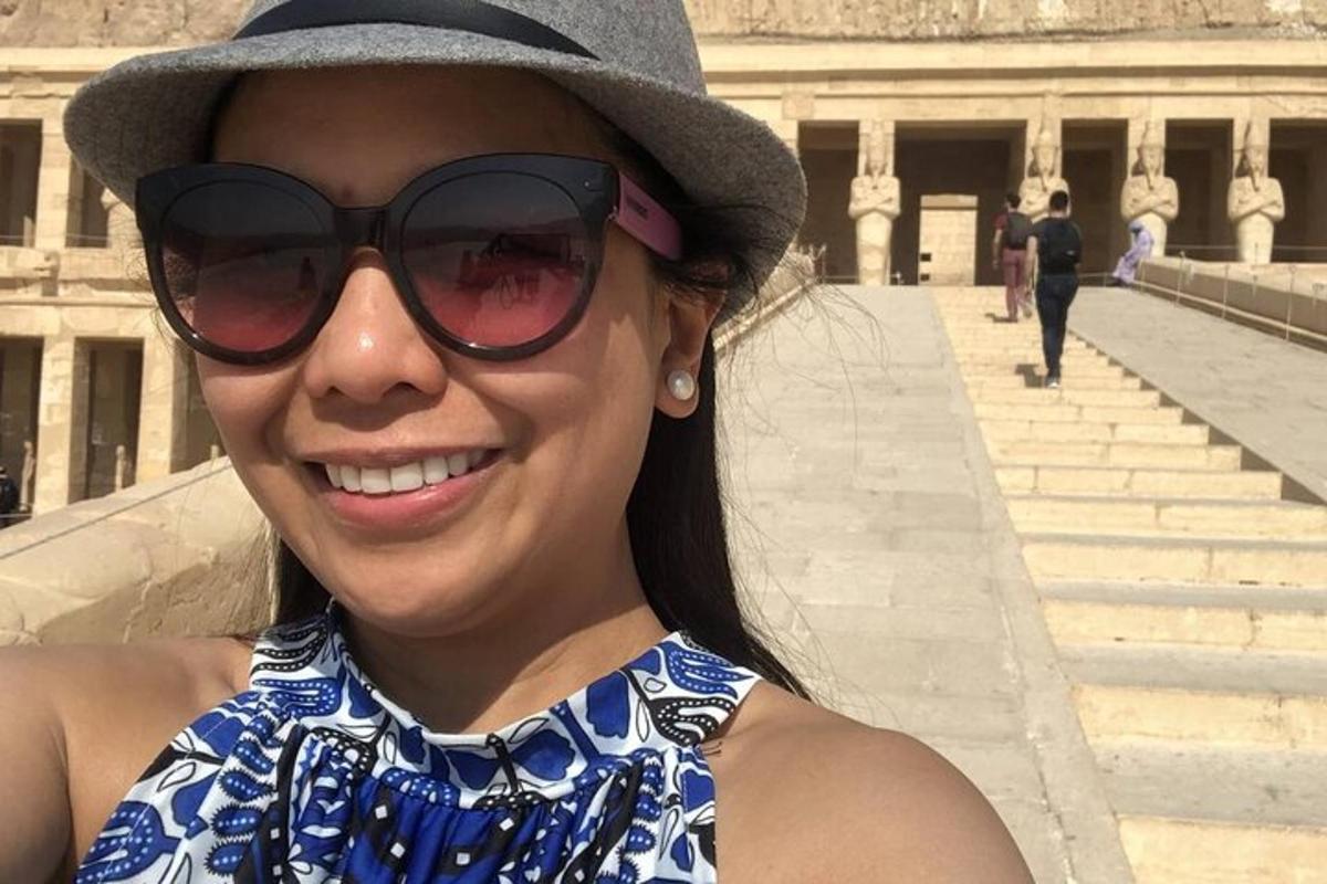 una donna che indossa occhiali, un cappello e occhiali da sole