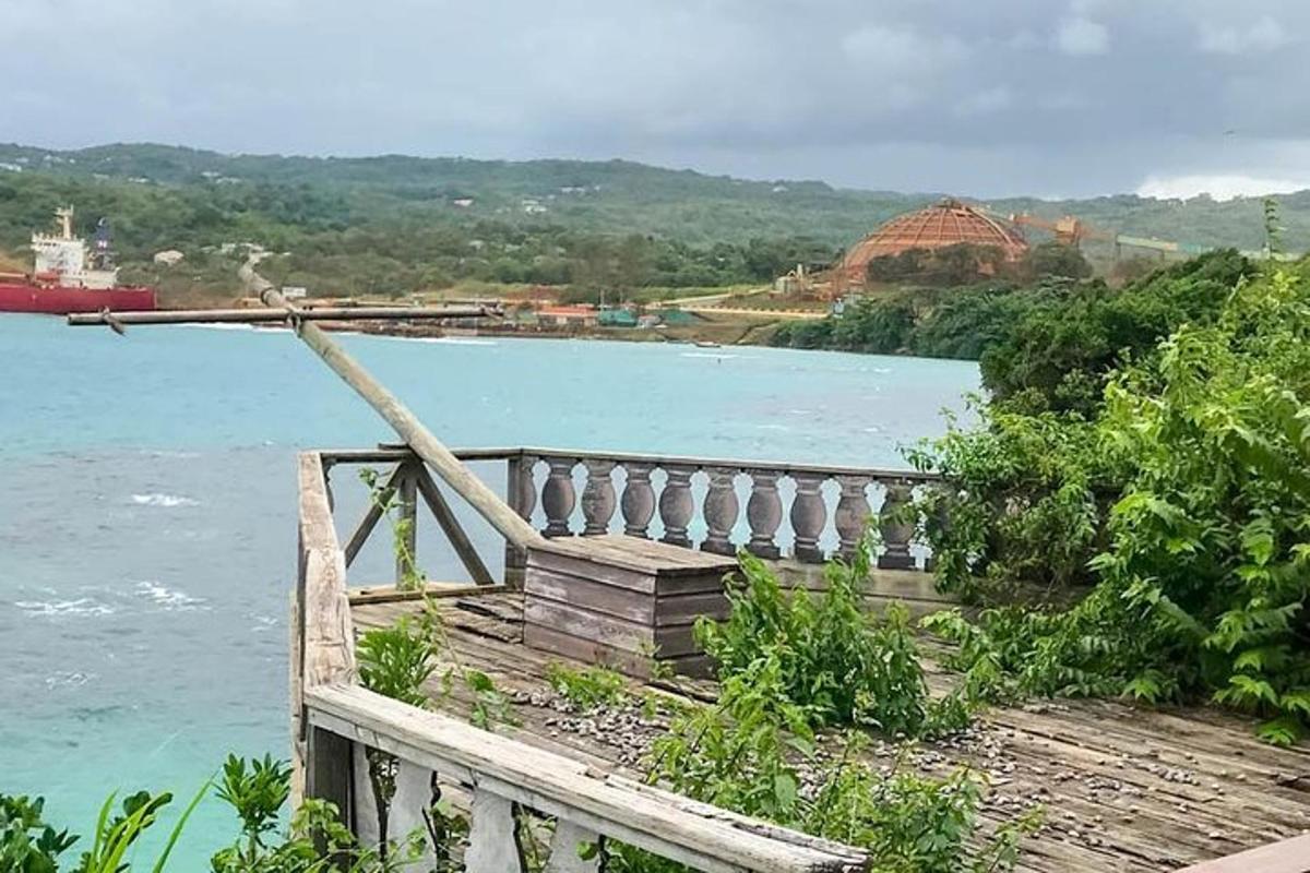 un pont de fusta sobre una massa d'aigua amb un vaixell