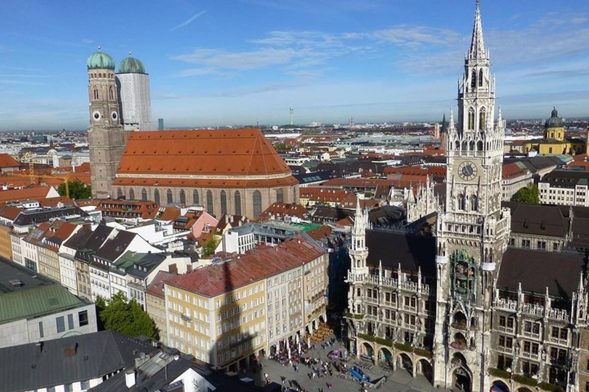 Letecký pohled na město s hodinovou věží