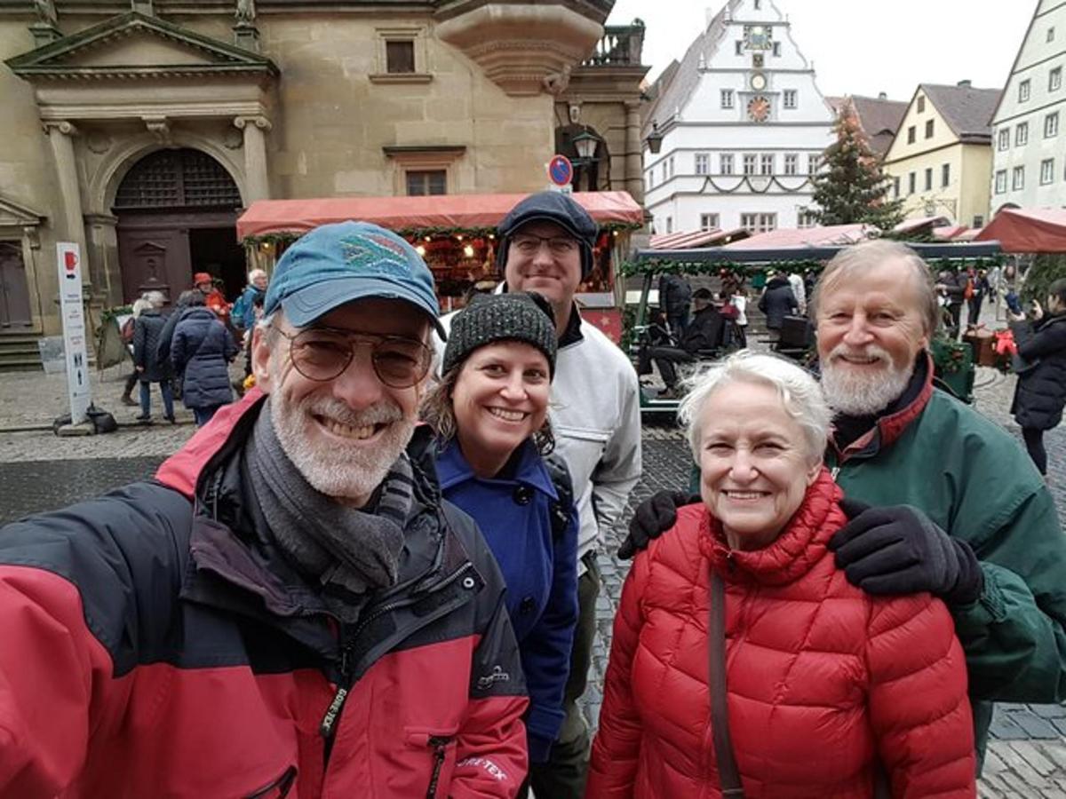 un gruppo di persone che posano per una foto in strada