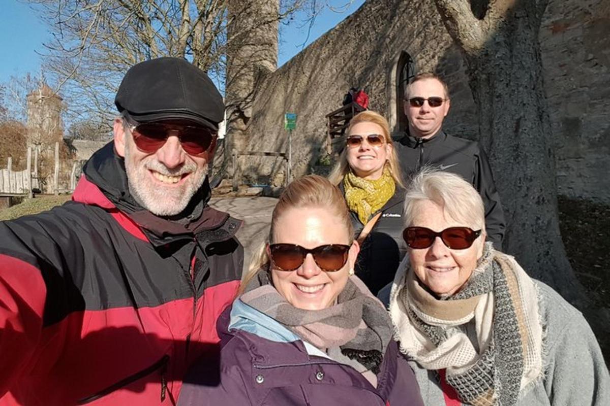 un gruppo di persone che posano per una foto