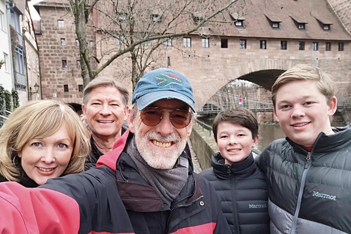 un grup de persones posant per a una foto davant d'un pont