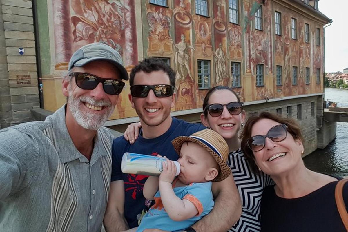 un gruppo di persone con un bambino che beve dal biberon