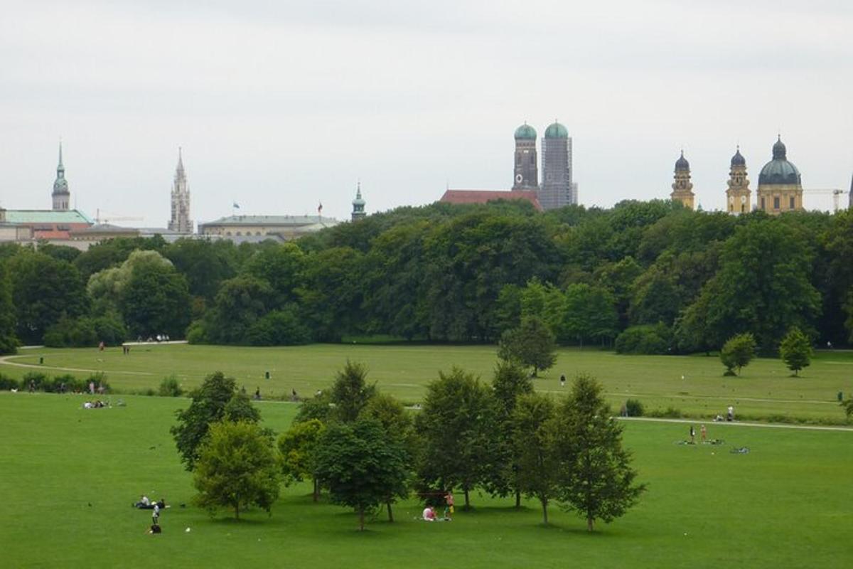 park s lidmi v poli se stromy a budovami