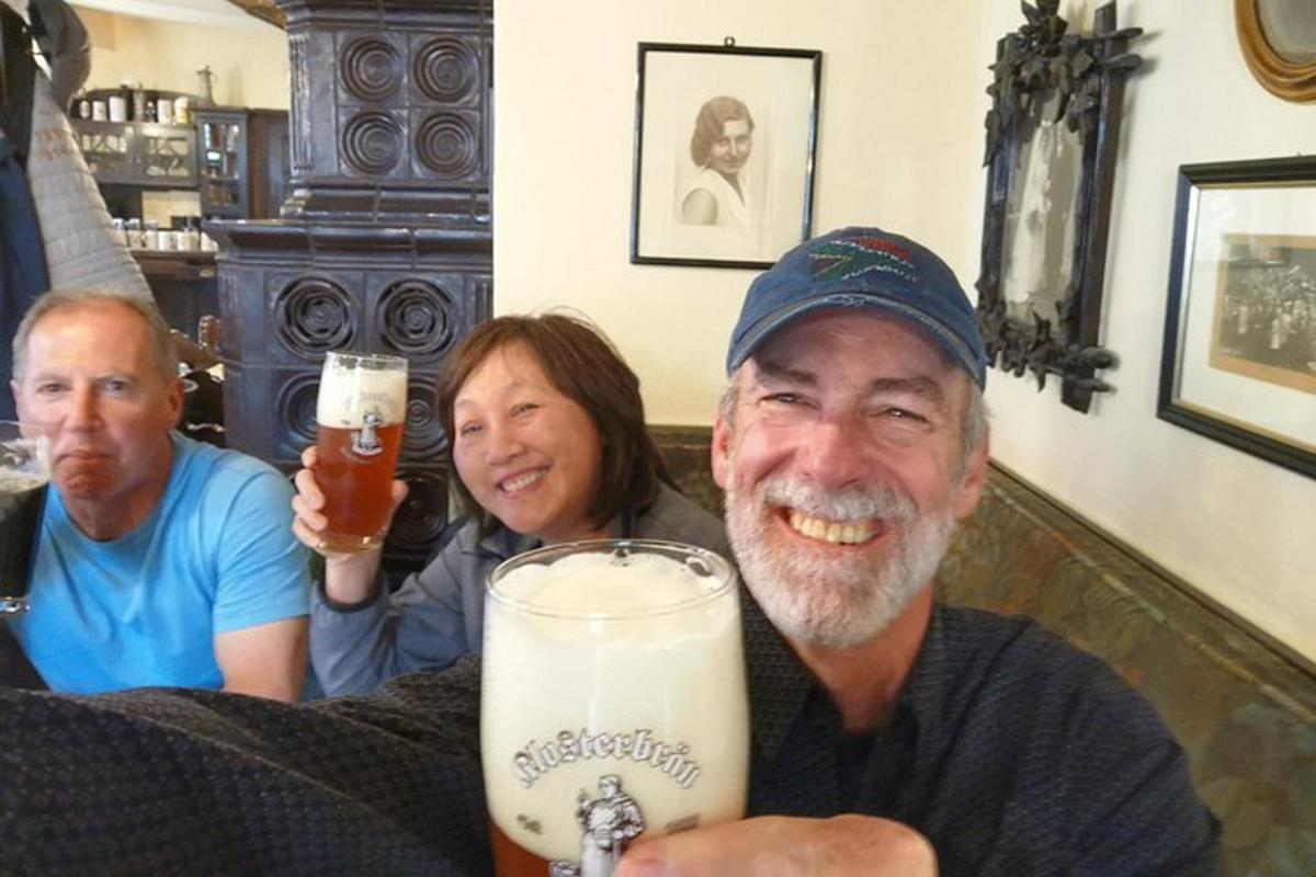 un uomo e una donna che tengono in mano un bicchiere di birra