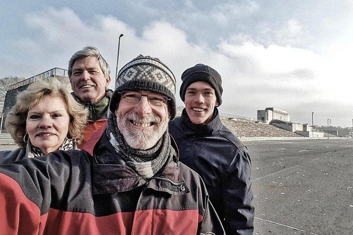 un gruppo di persone in piedi accanto a una donna