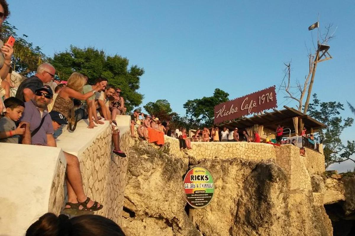 dav lidí sedících na skalní stěně