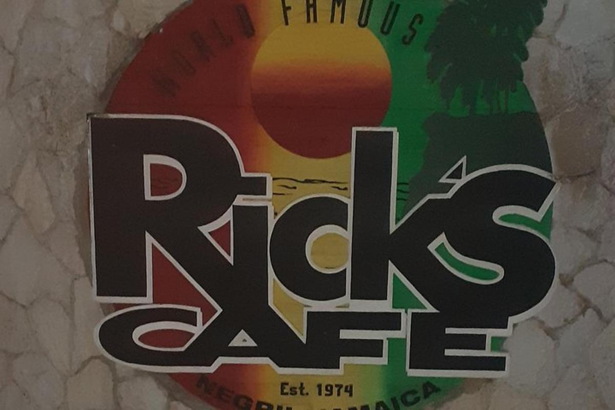 en etikett til en flaske raes på veggen