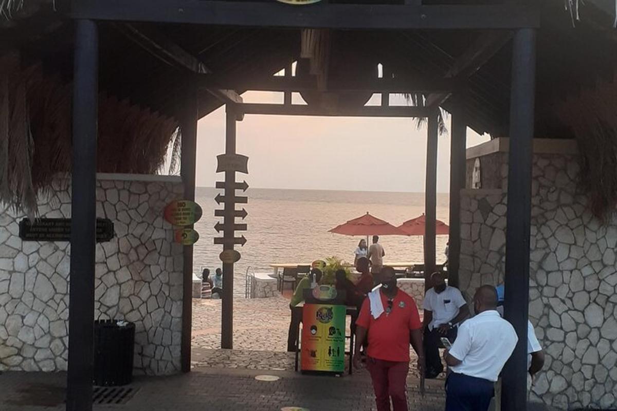 sekumpulan orang berdiri di pantai