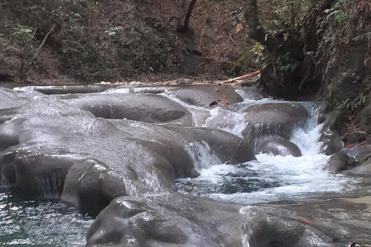 un corso d'acqua con rocce in un fiume