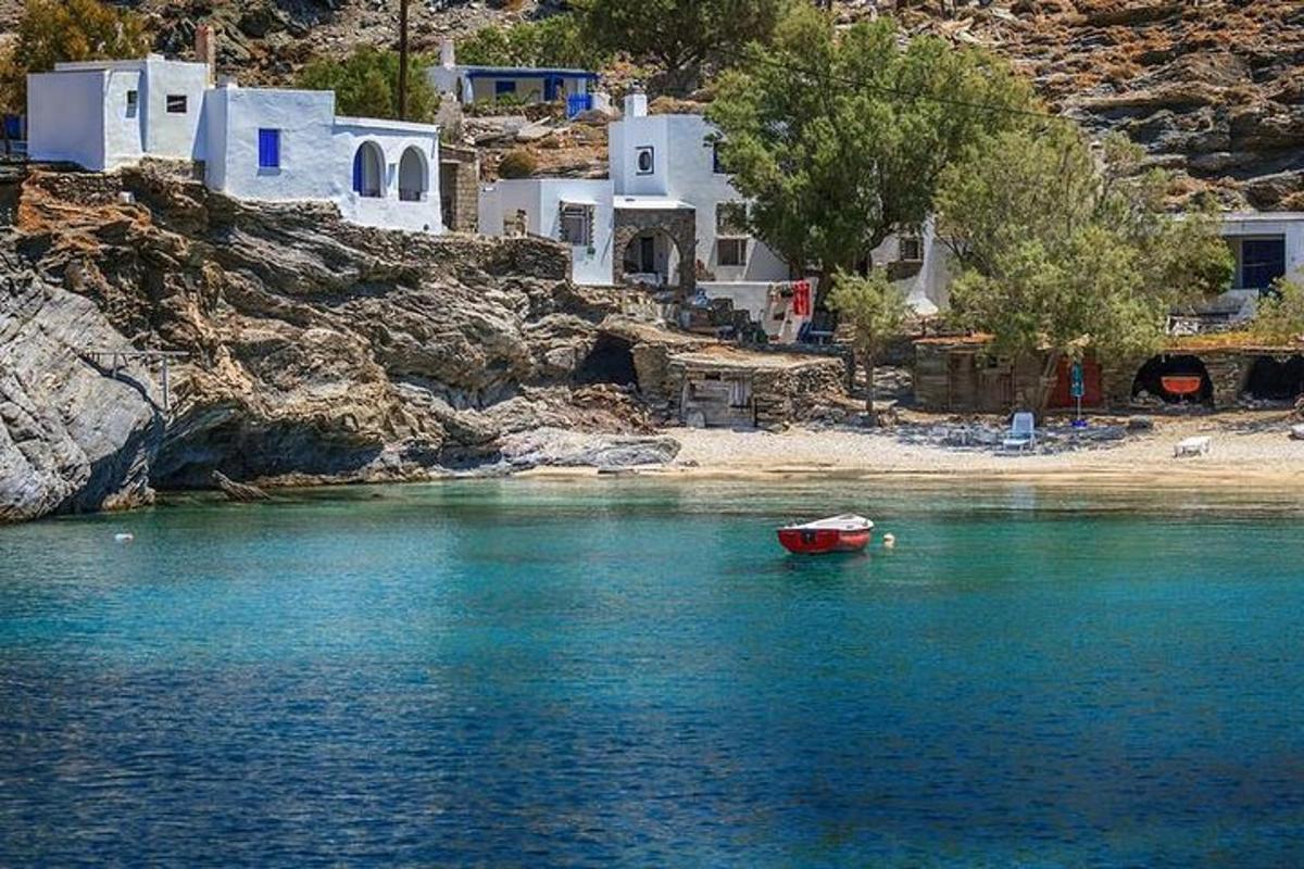 una barca a l'aigua al costat d'un grup de cases