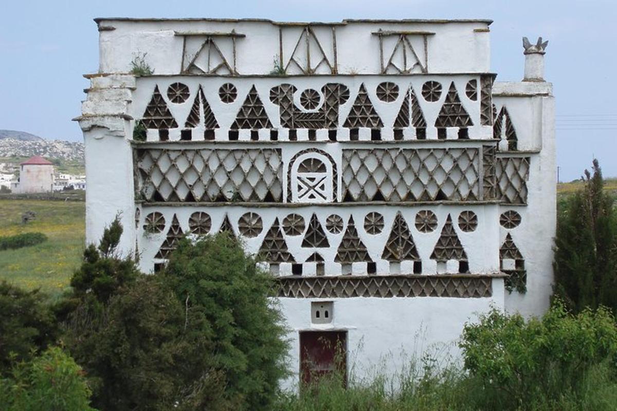 un edifici antic amb un balcó al costat