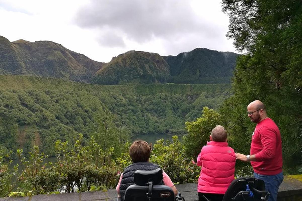 un gruppo di tre persone che guardano verso una valle