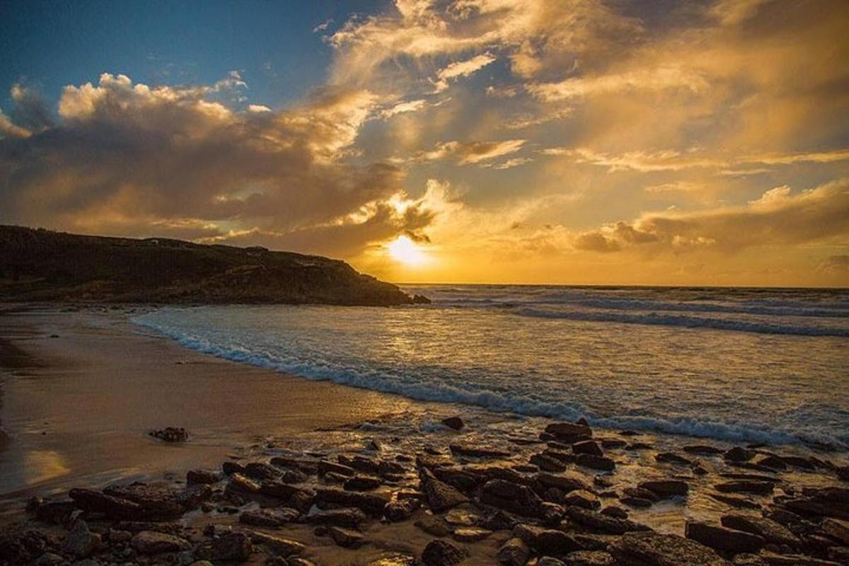 un tramonto su una spiaggia con l'oceano